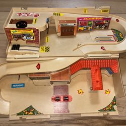 Vintage 1979 hot wheels service center playset