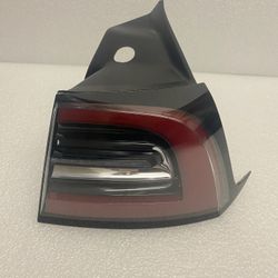 2017-2020 Tesla Model 3 Tail Light RH 1077398-00-F