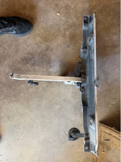 2004-09 Prius Toyota radiator support tee