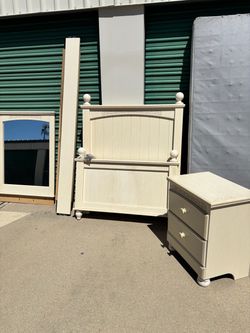 Matching twin bed furniture set