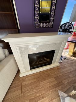 Fireplace w/ mantle 