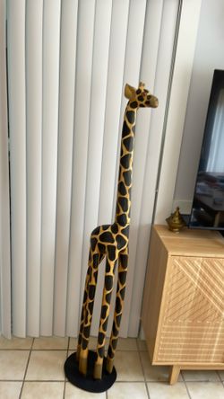 Giraffe statue decor