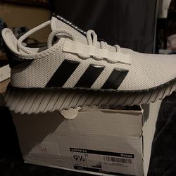 Adidas Kaptir 3.0 size 9.5M Black & White