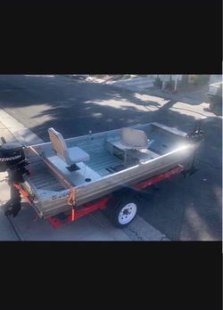 Aluminum fishing boat with trolling motor