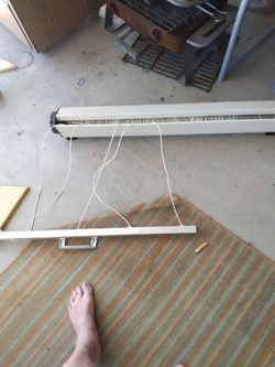 5 Line Clothes Line...Retracts...Works Perfect..Like New Condition
