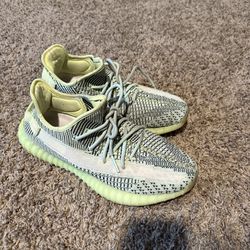 Yeezy 350 v2 9.5 shoes