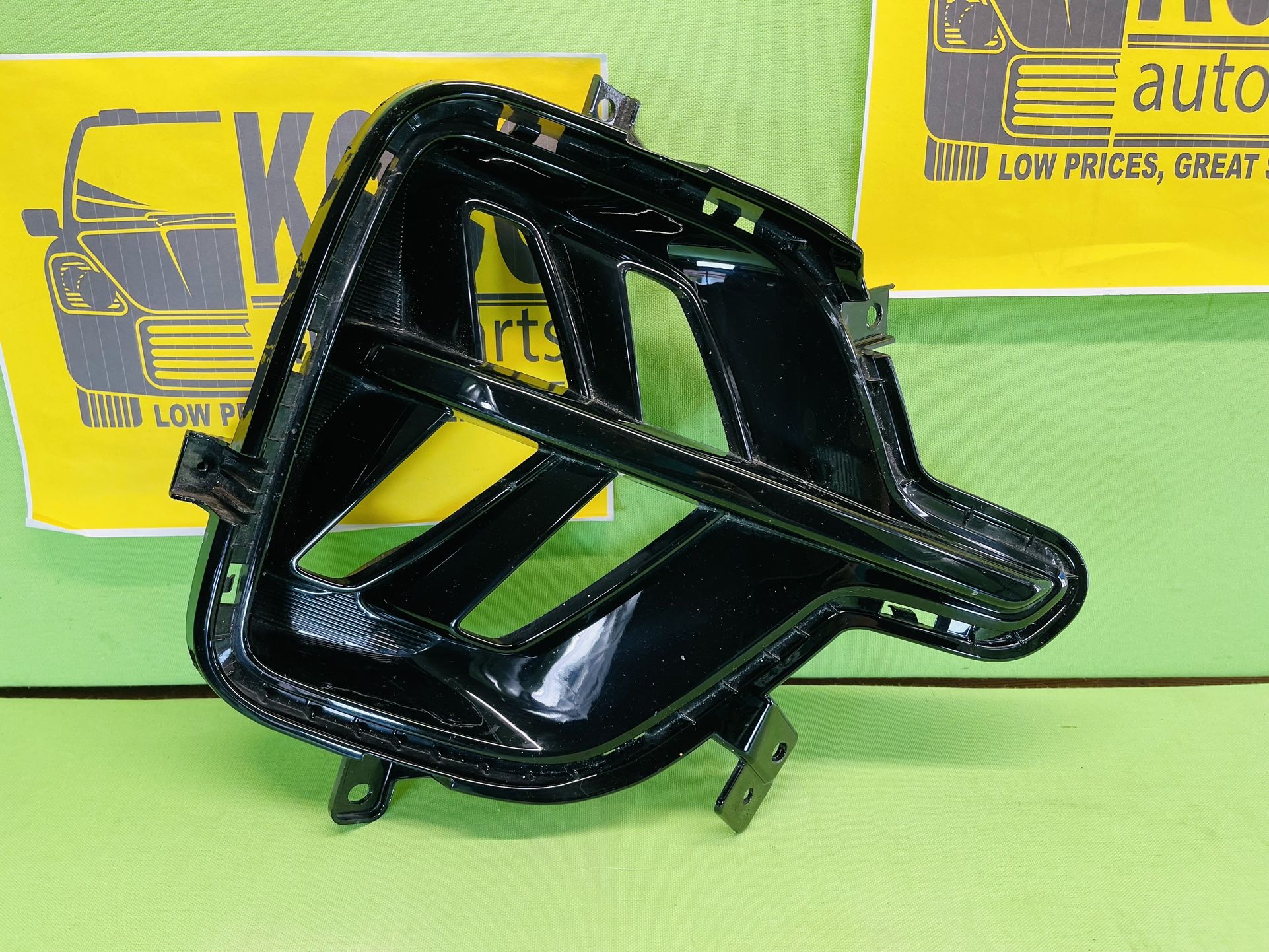 2020 - 2023 KIA NIRO FOG LIGHT COVER TRIM RIGHT RH SIDE OEM 86524-G5500