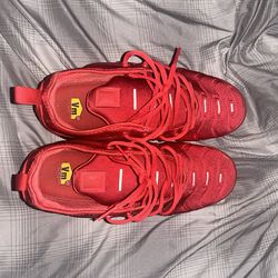 Red Vapor Maxes Size 9