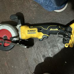  DeWalt Atomic 20V Max Brushless 4-1/2 in. Circular Saw