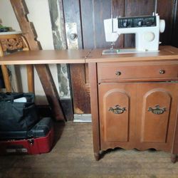 Vintage JC Penney Zig Zag Sewing Machine with Sewing Table Cabinet - MACHINE NEEDS SERVICE 

