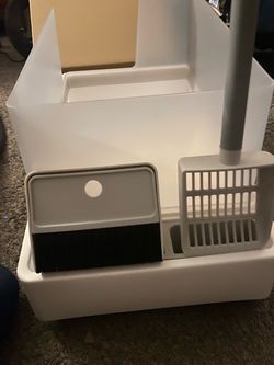 Enclosed Cat Litter Box with Scoop