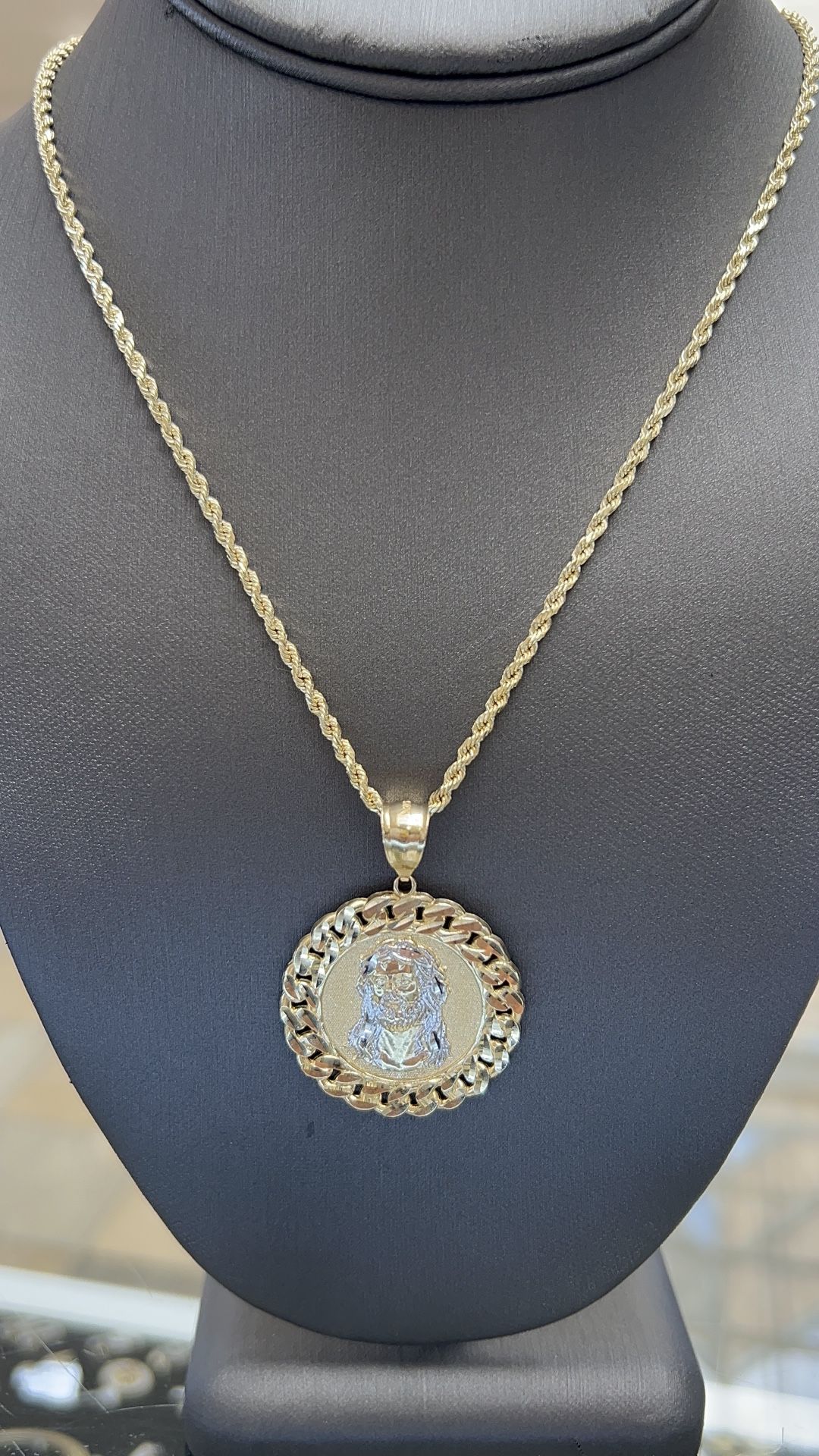 Jesus Pendant With 10kt Gold Rope Chain