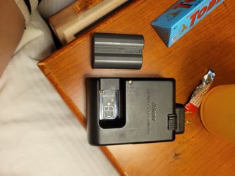 Nikon Rechargeable Lithium Ion Battery And Mh-25a Charger