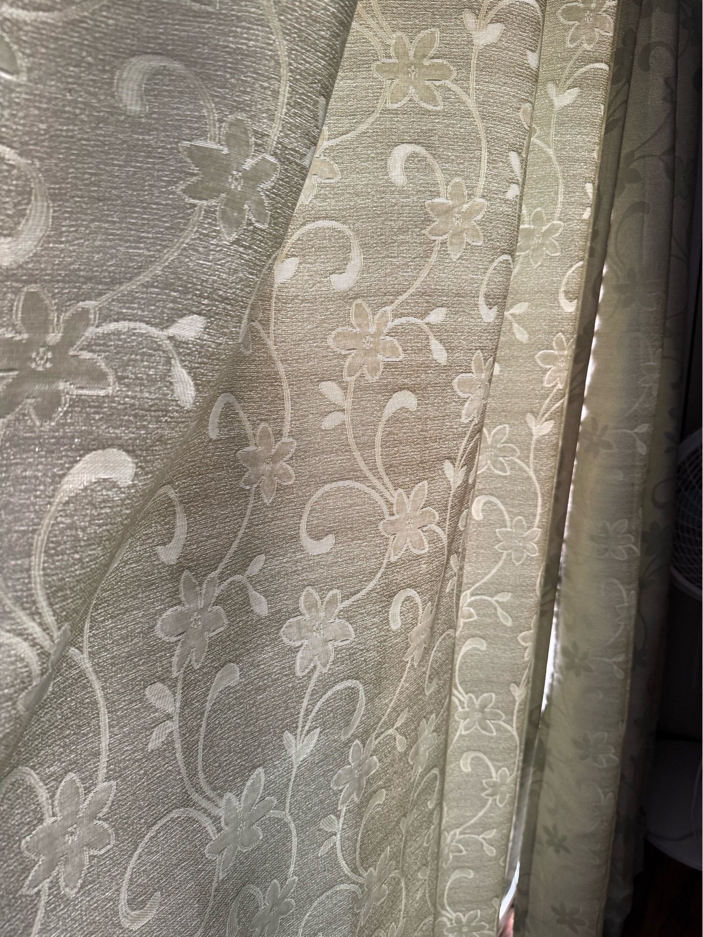 Set of 2 light green floral curtains