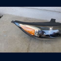 2010 - 2012 KIA SPORTAGE RIGHT HEADLIGHT HALOGEN PASSENGER SIDE GENUINE USED OEM. A1