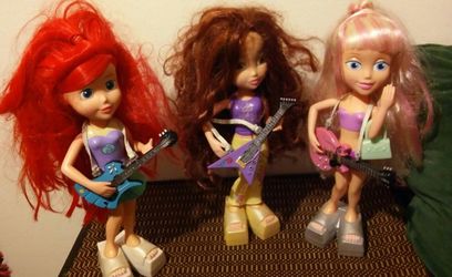 Set of dolls each 20 sings all