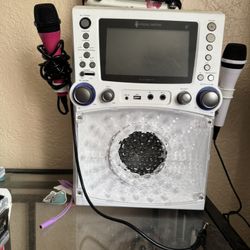Karaoke Machine With CDs 