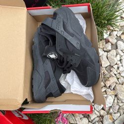 Size 10.5 huarache Nike