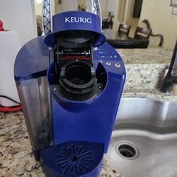 Keurig Classic Coffee Maker & 2 Reusable K-Cups 