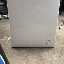 Hotpoint 4.9-cu ft Chest Freezer Convertible to Refrigerator ( White )