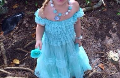 Beautiful elsa photo shoot dress 3 to 4 t and pearl necklace and bracelet set