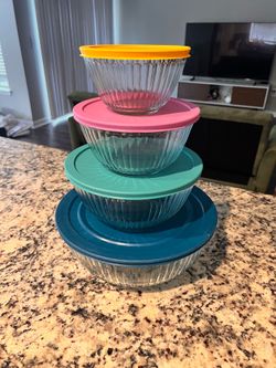 Pyrex Glass Storage Bowls with Lids – Set of 4 – Excellent Condition