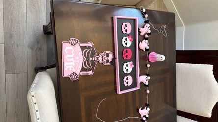 Pink Halloween skull decorations