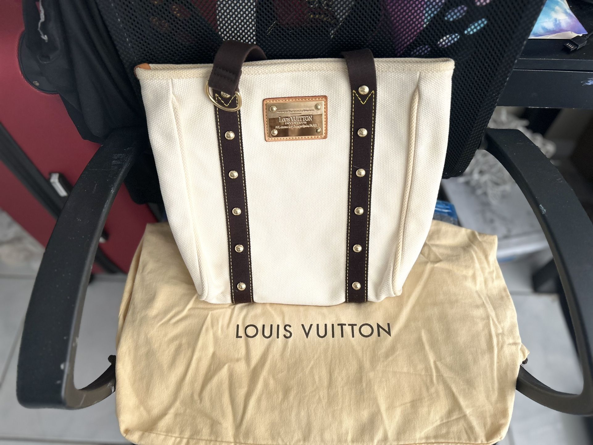 AUTHENTIC LOUIE VUITTON SHOULDER BAG