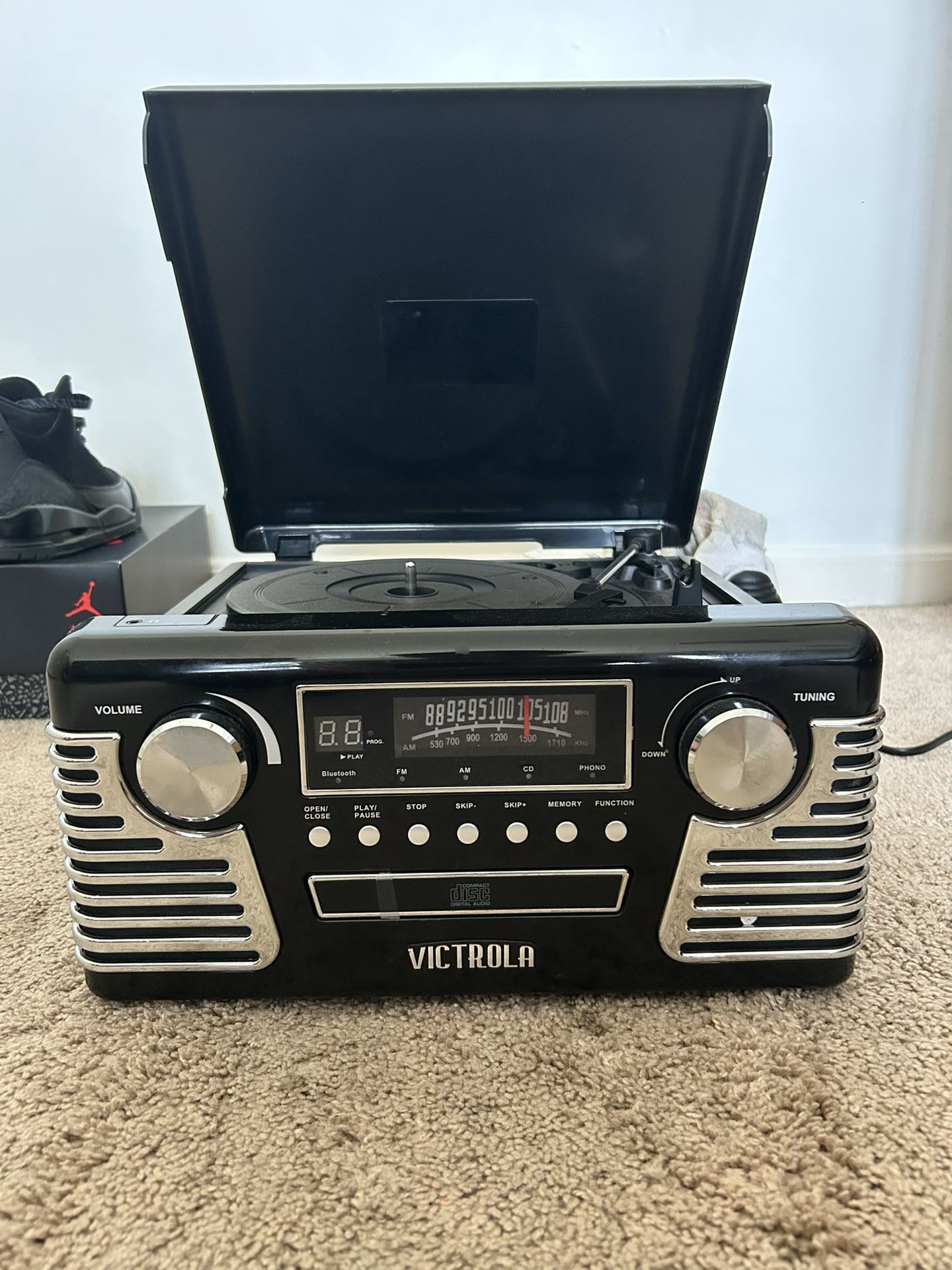 VICTOROLA RETRO BLUETOOTH RECORD PLAYER