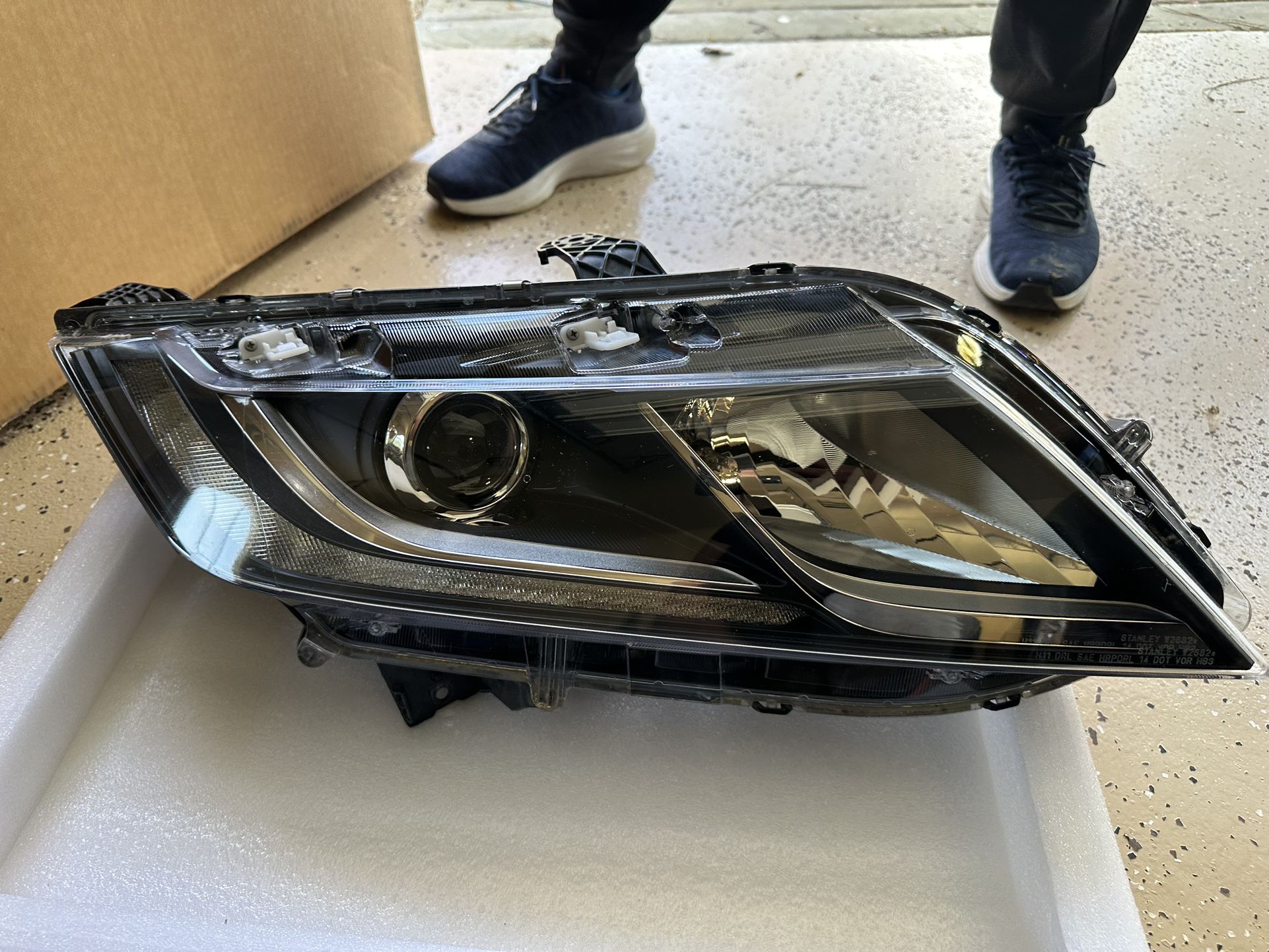 Honda odyssey 2019 left headlight. 