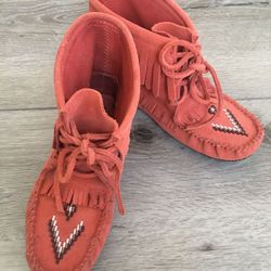 Great Condition Manitobah Moccasin Boot Suede Fringe Size 6