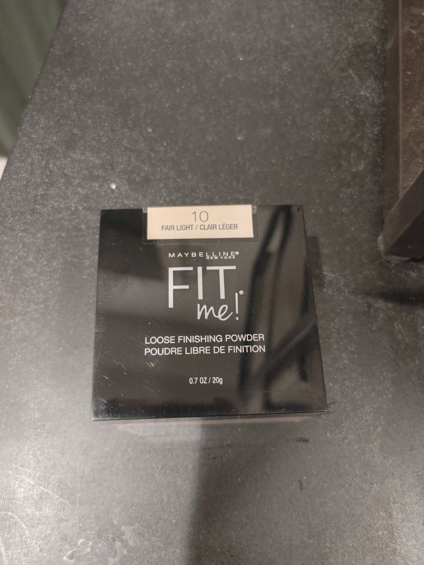 Maybelline Fit Me! Loose Finishing Powder (Shade 10: Fair Light) (MSRP: $12.99)
