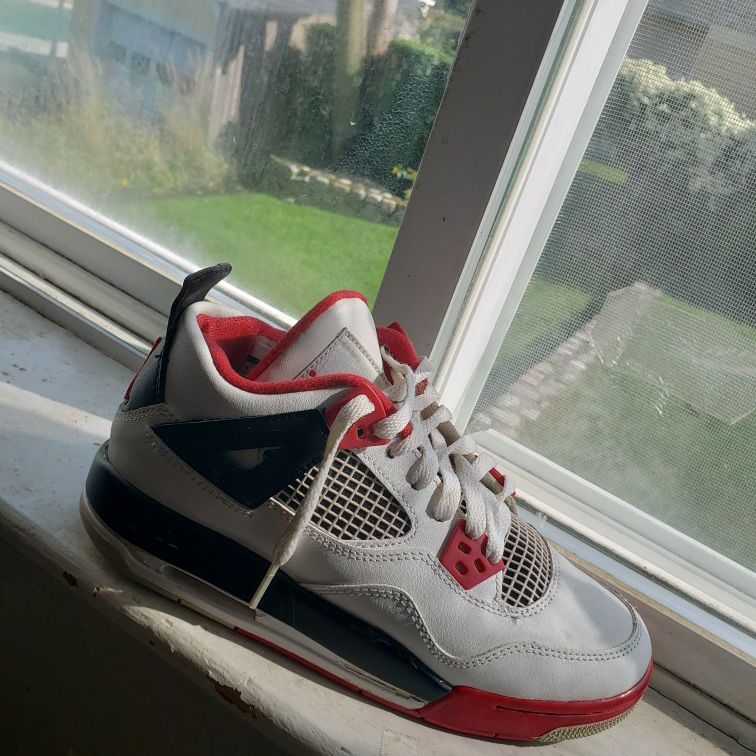 Jordan 4 Fire Red GS 2012 Size 4.5 Youth Or 6.5 Women's 