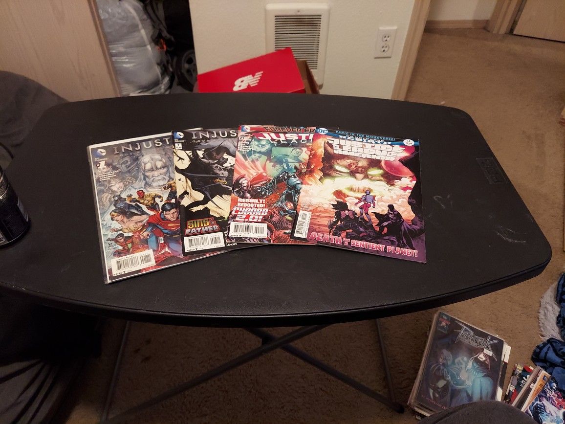 4 Injustice/Justice League Comics