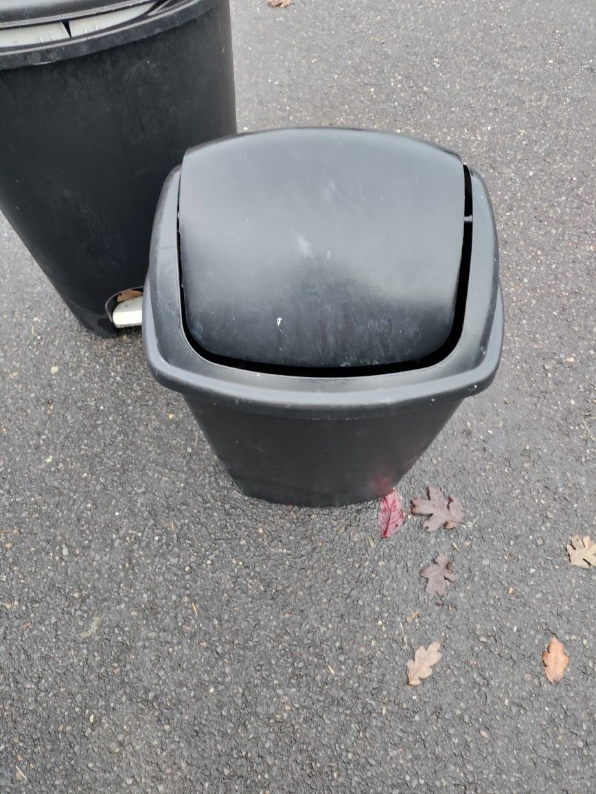 Garbages. Small. Kitchen