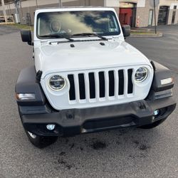 White Jeep Wrangler 