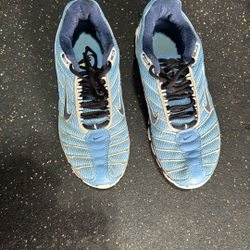 Men’s 7.5 Nikes
