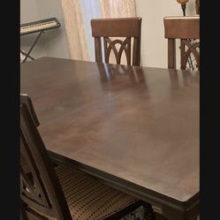 Dining Room Table And Chairs In Great Condition