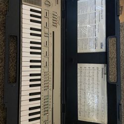 Yamaha Portasound PC-100 Vintage Electronic  Keyboard with Hard Case & Music
