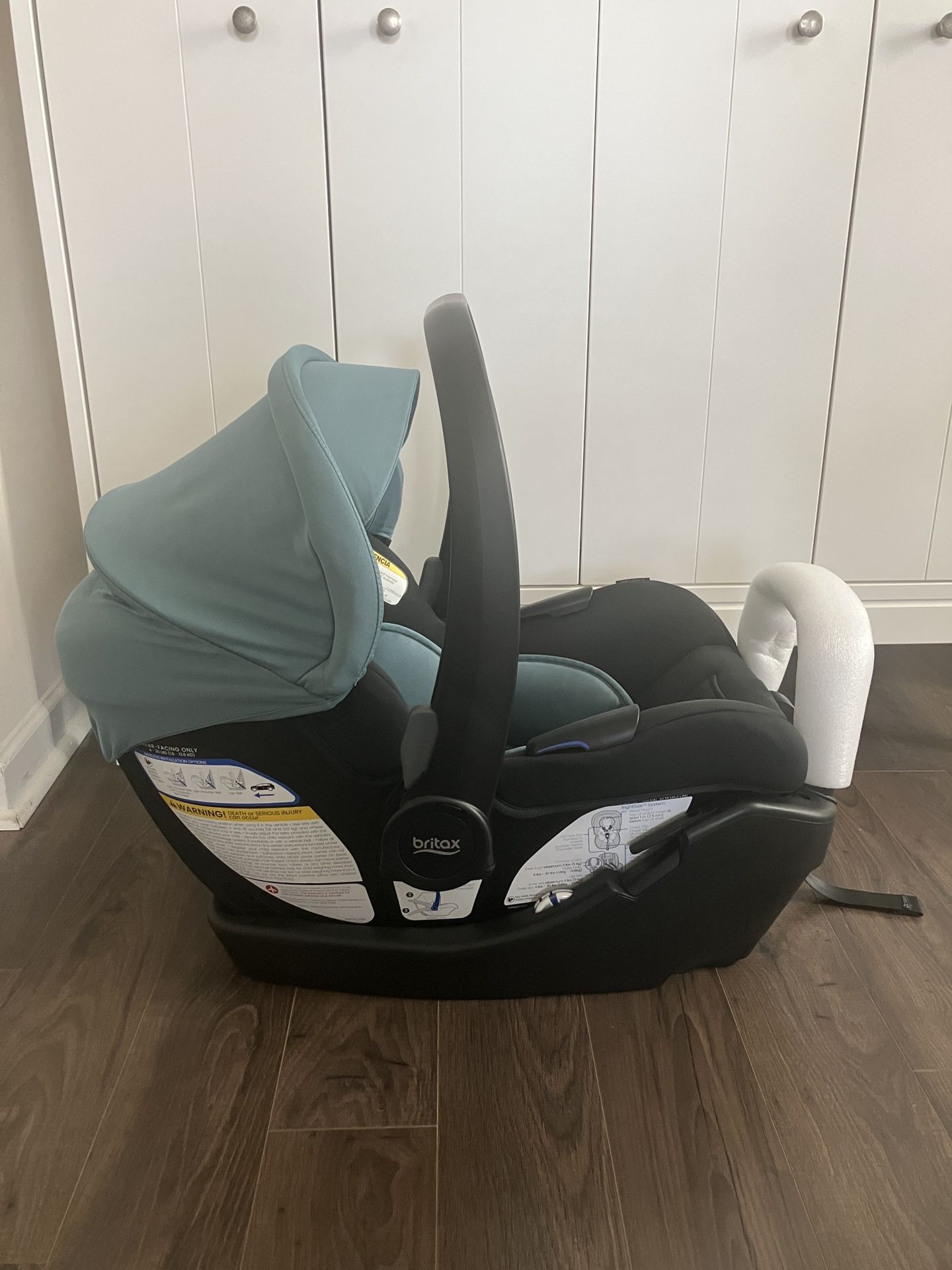 New In Box Britax Willow S Infant Car Seat & Adapter
