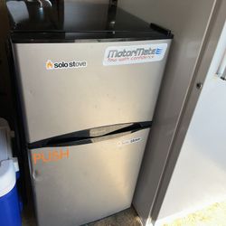 Frigidaire Compact Top Mount Refrigerator 