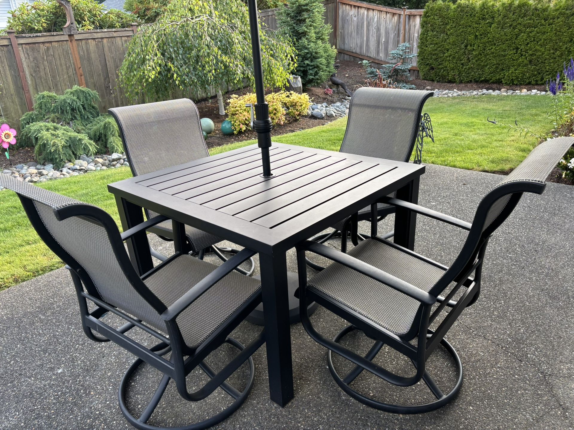 Patio Set In Excellent Condition