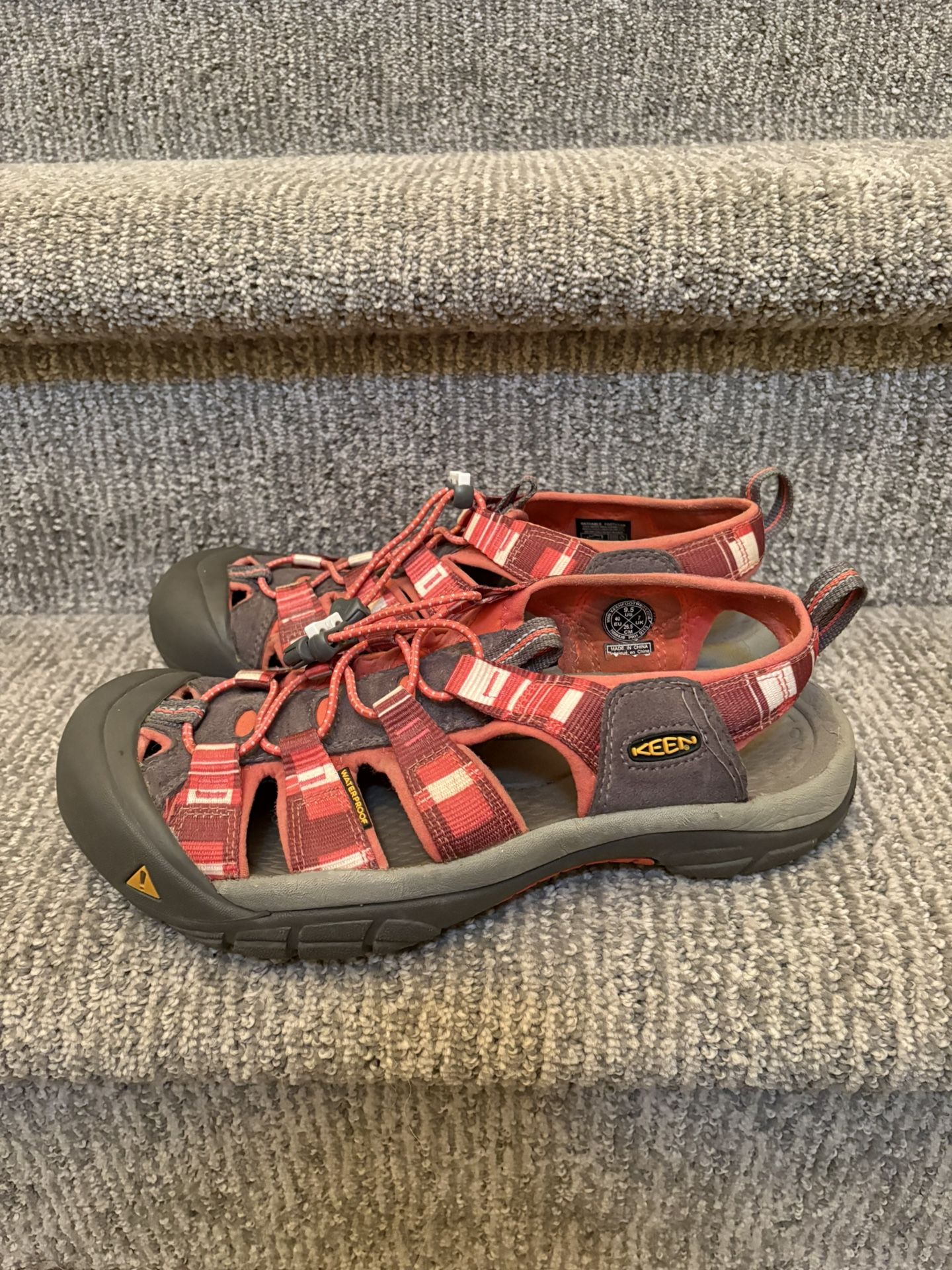 Keen Sandals Womens 9.5 Red Newport H2 Hiking Hybrid Waterproof Outdoor