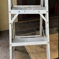Aluminum  4ft   Step  Ladder In Good Condition 