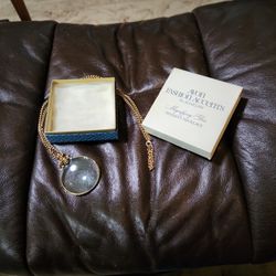 Avon MAGNIFYING GLASS GLASS PENDENT NECKLACE 1976
