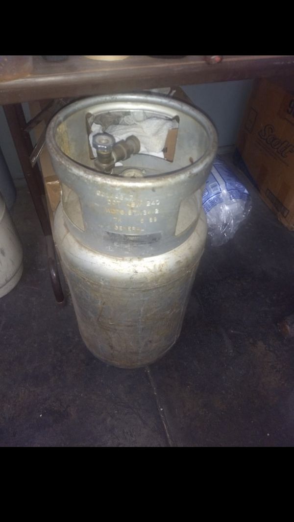 refill forklift propane tank