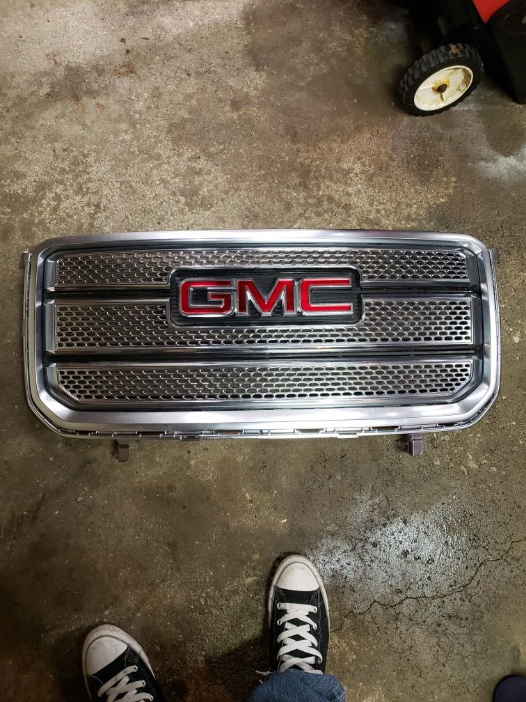 GMC grill, no tabs broken, fits Sierra or Yukon. Part number #375006