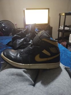 Nike Air Jordan 1 Mid Black/Gold