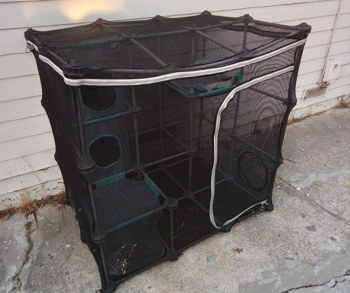 Mesh Outdoor Cat Enclosure USED Kitty City 