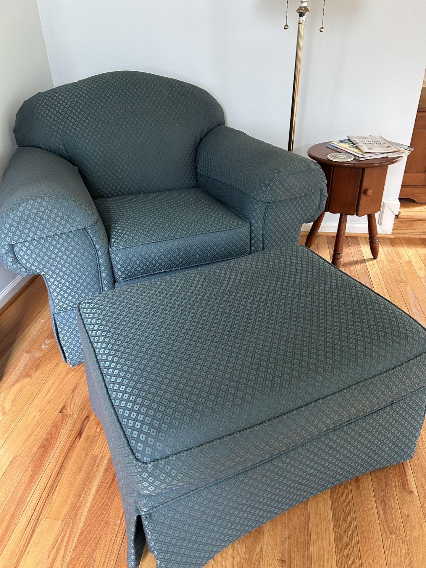 Comfortable Large Arm Chair w Matching Ottoman 